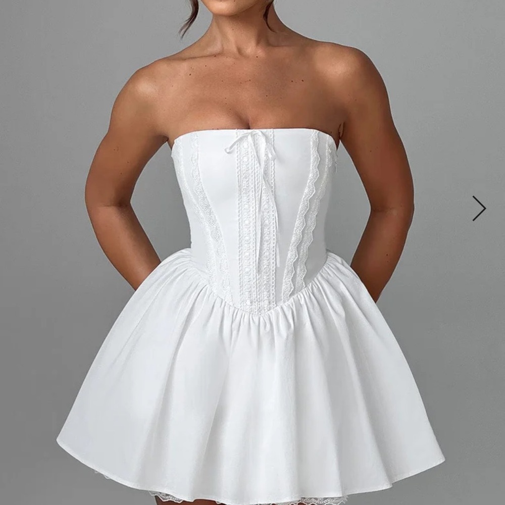 Elegant White Strapless Dress